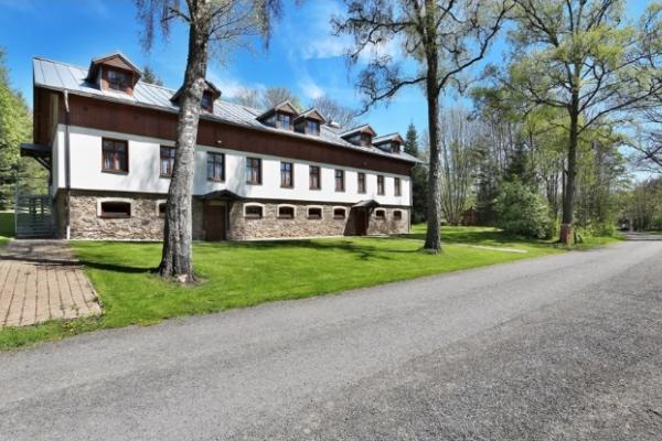 Chata Rebel pohled z cesty Chata Rebel pohled z cesty