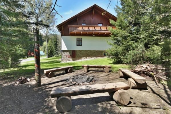 Chata Rebel posezení u ohně Chata Rebel posezení u ohně